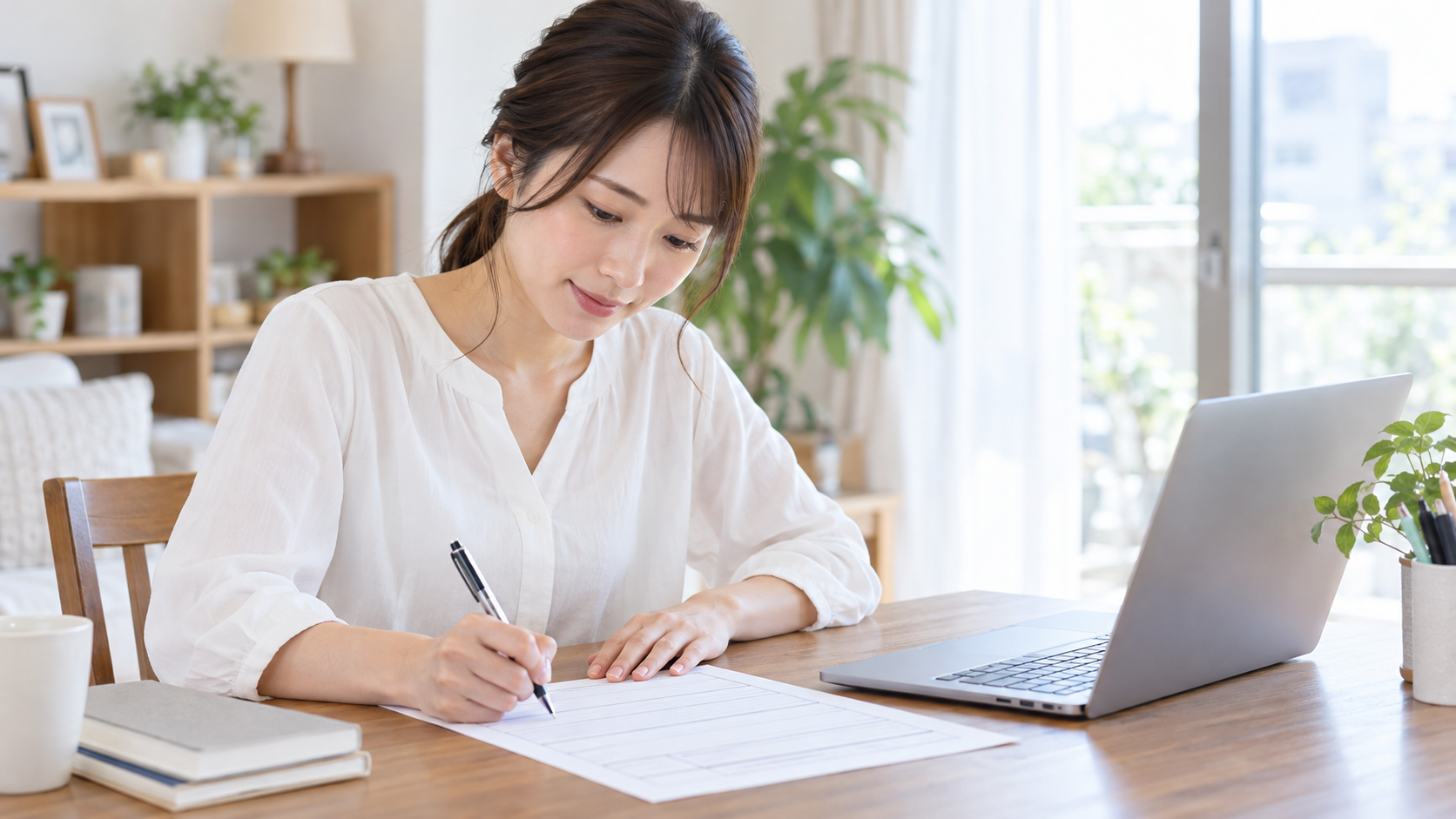 理学療法士が自宅で転職用の履歴書を書いている様子