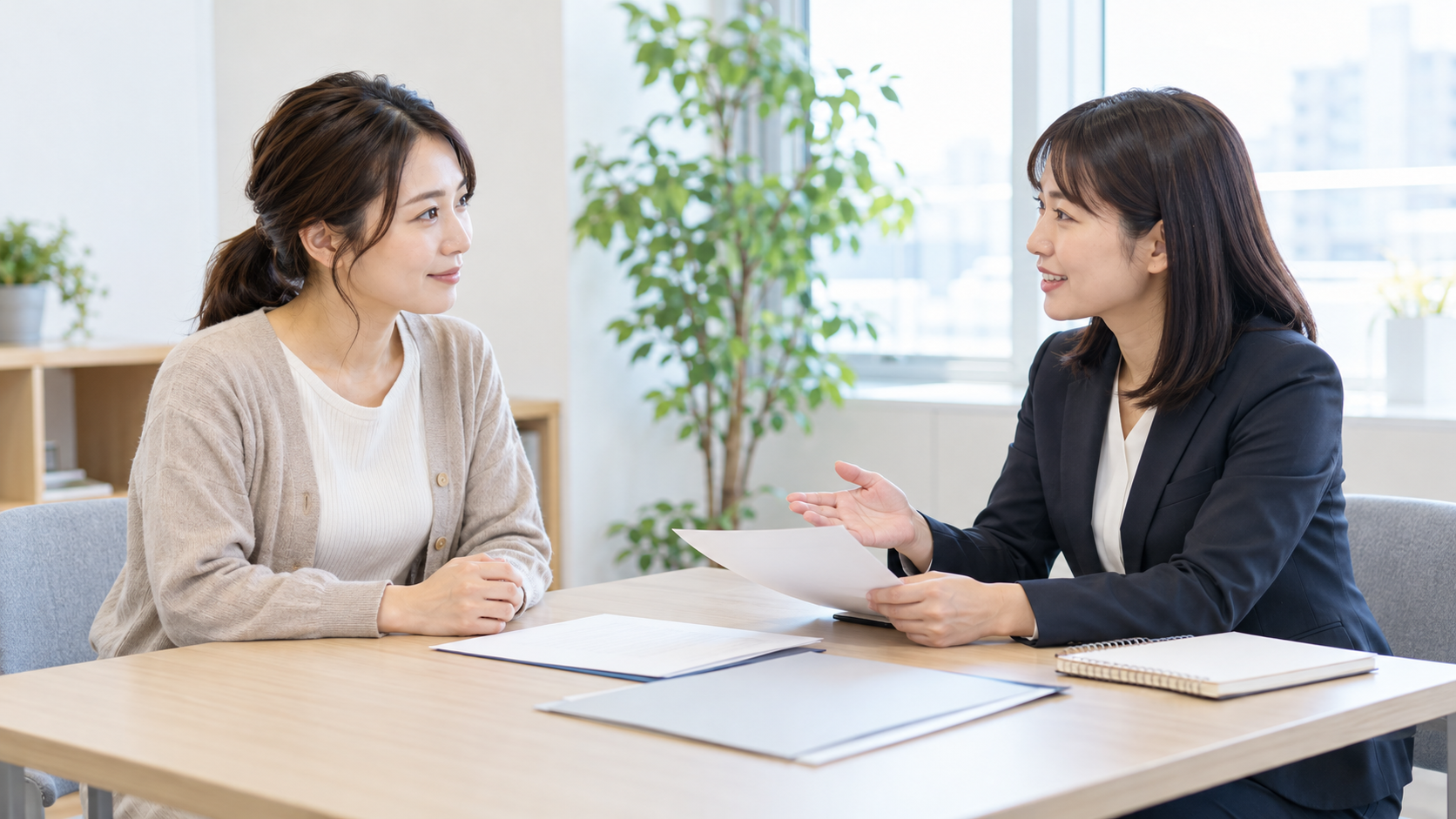 派遣で働く看護師が派遣会社の担当者に契約の更新について相談している実写風画像