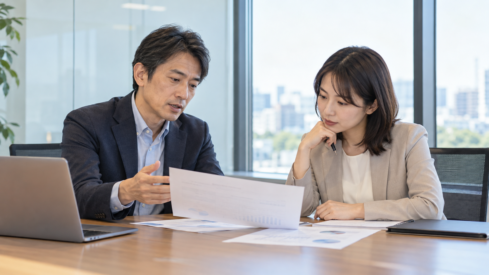 製薬企業の会議室で資料を確認する日本人医師