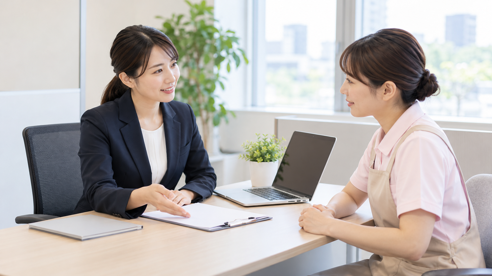 介護士がキャリアアドバイザーと面談している様子
