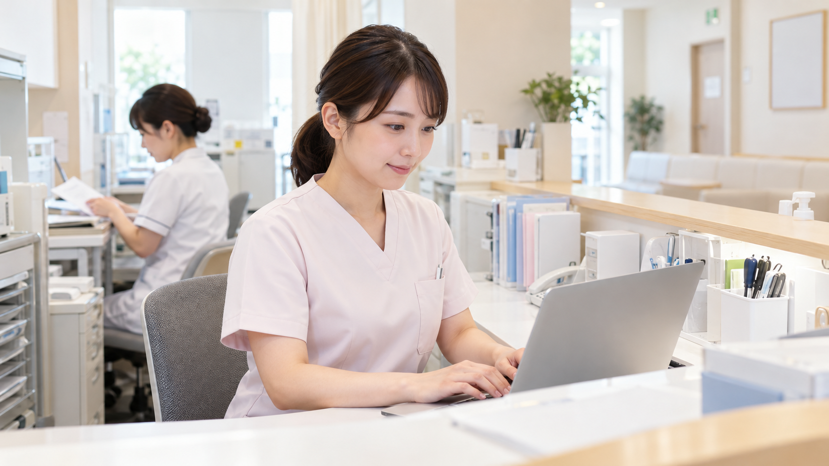 日勤中心のクリニックで働く看護師の実写風画像