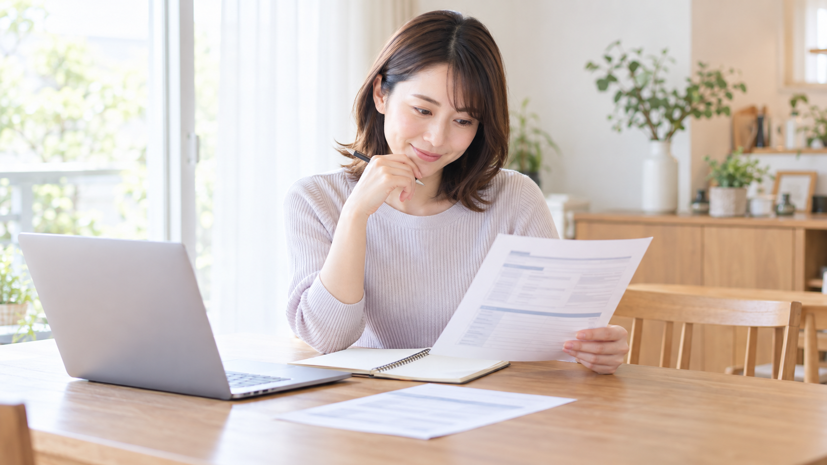 歯科衛生士が求人票を見比べながら次の職場の条件を確認している場面